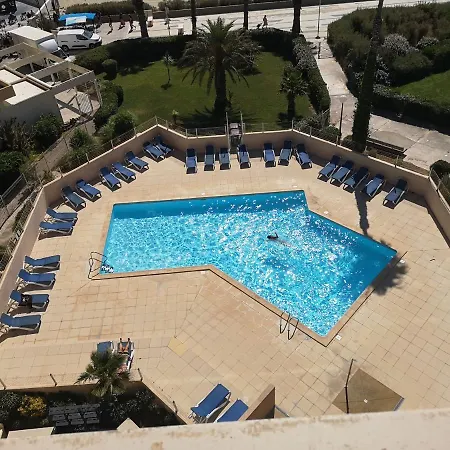 Apartment 20 M2 De Terrasse Face A La A En Roussillon
